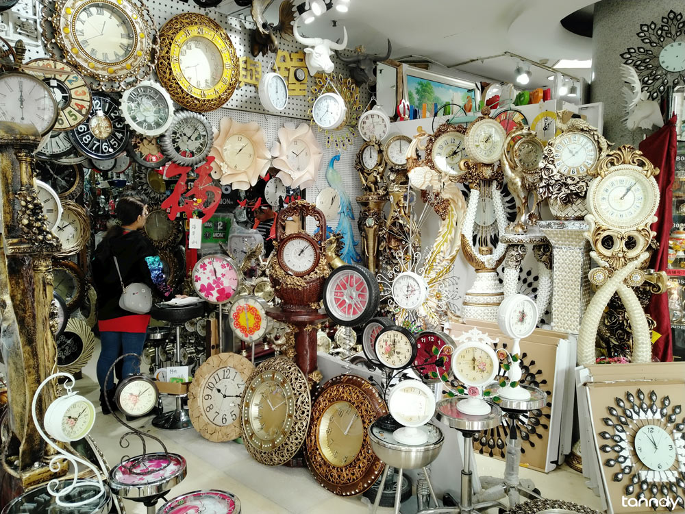 礼品批发市场中的家居装饰店